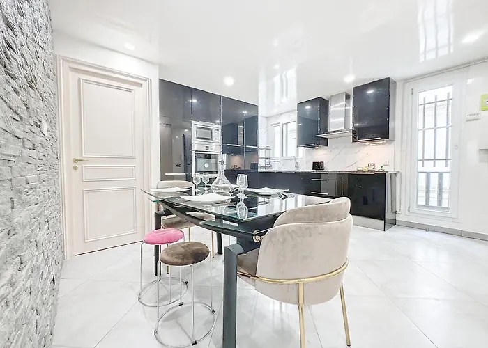 118 - , Place De La Republique, 7 Personnes *