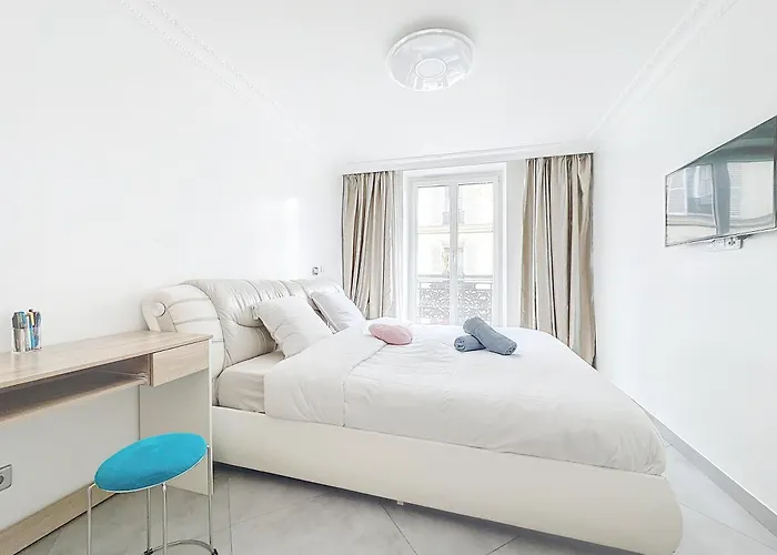 118 - , Place De La Republique, 7 Personnes *